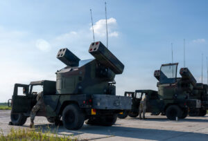 Δύο συστήματα Avenger πάνω σε HMMWV με τους εκτοξευτές Stinger ανυψωμένους