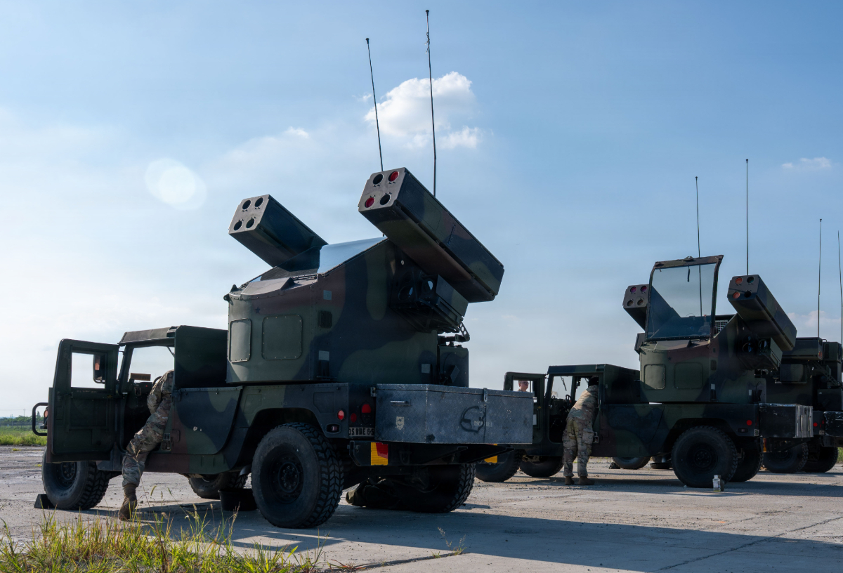 Δύο συστήματα Avenger πάνω σε HMMWV με τους εκτοξευτές Stinger ανυψωμένους
