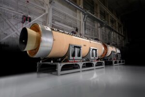 Τρία αδρανή κυλινδρικά στάδια του πυραύλου Sentinel συναρμολογημένα οριζόντια μέσα σε εγκατάσταση