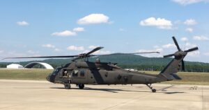 Ελικόπτερο UH-60M Black Hawk τροχοδρομεί στο Redstone Arsenal κατά τη δοκιμή του CIRCM