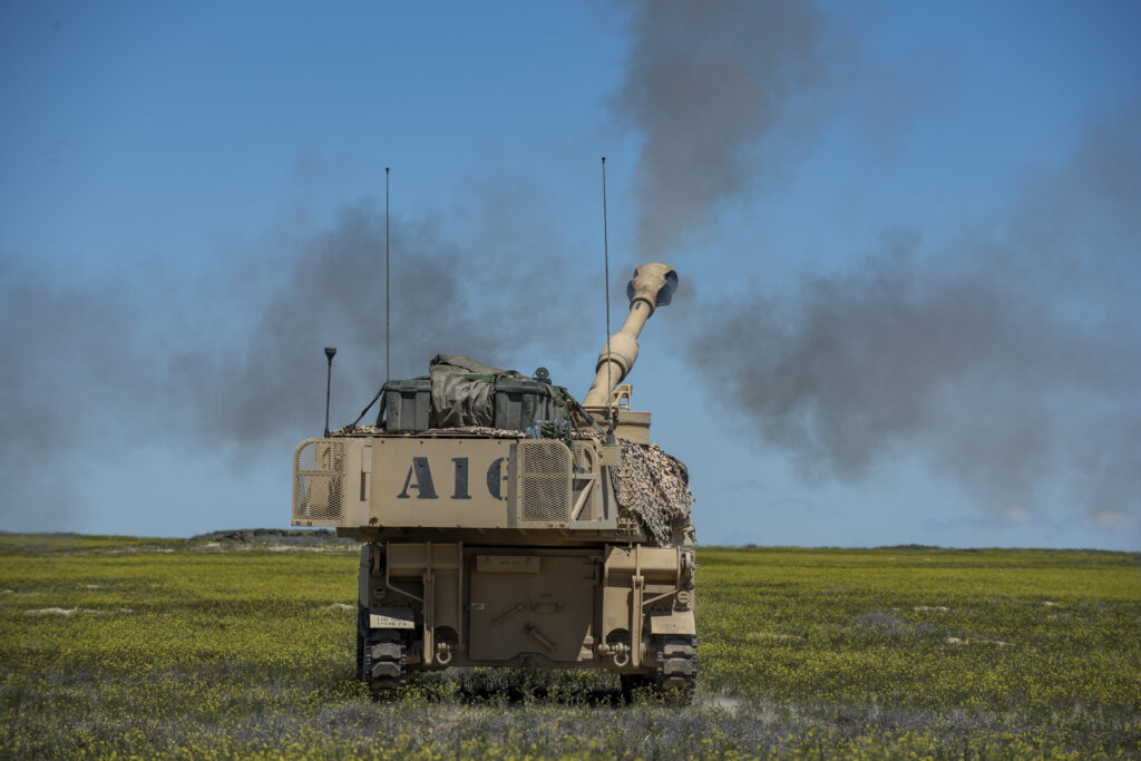 Αυτοκινούμενο πυροβόλο M109A6 Paladin σε εκπαίδευση με συλλογές καθοδήγησης M1156 PGK