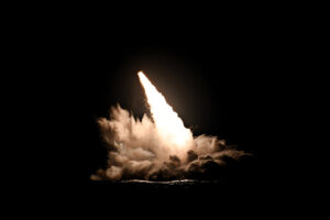 Άοπλος πύραυλος Trident II D5 αναδύεται από τη θάλασσα κατά τη δοκιμή του USS Nebraska