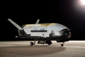 Το μη επανδρωμένο τροχιακό όχημα X-37B μετά την προσγείωση στις ΗΠΑ