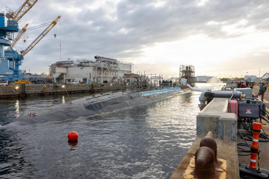 Το πυρηνοκίνητο υποβρύχιο USS John Warner κλάσης Virginia κατά την έξοδό του από δεξαμενή
