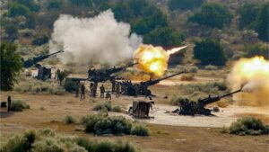 Αμερικανοί και Ινδοί στρατιώτες εκτελούν βολές με οβιδοβόλα M777 στο Ρατζαστάν