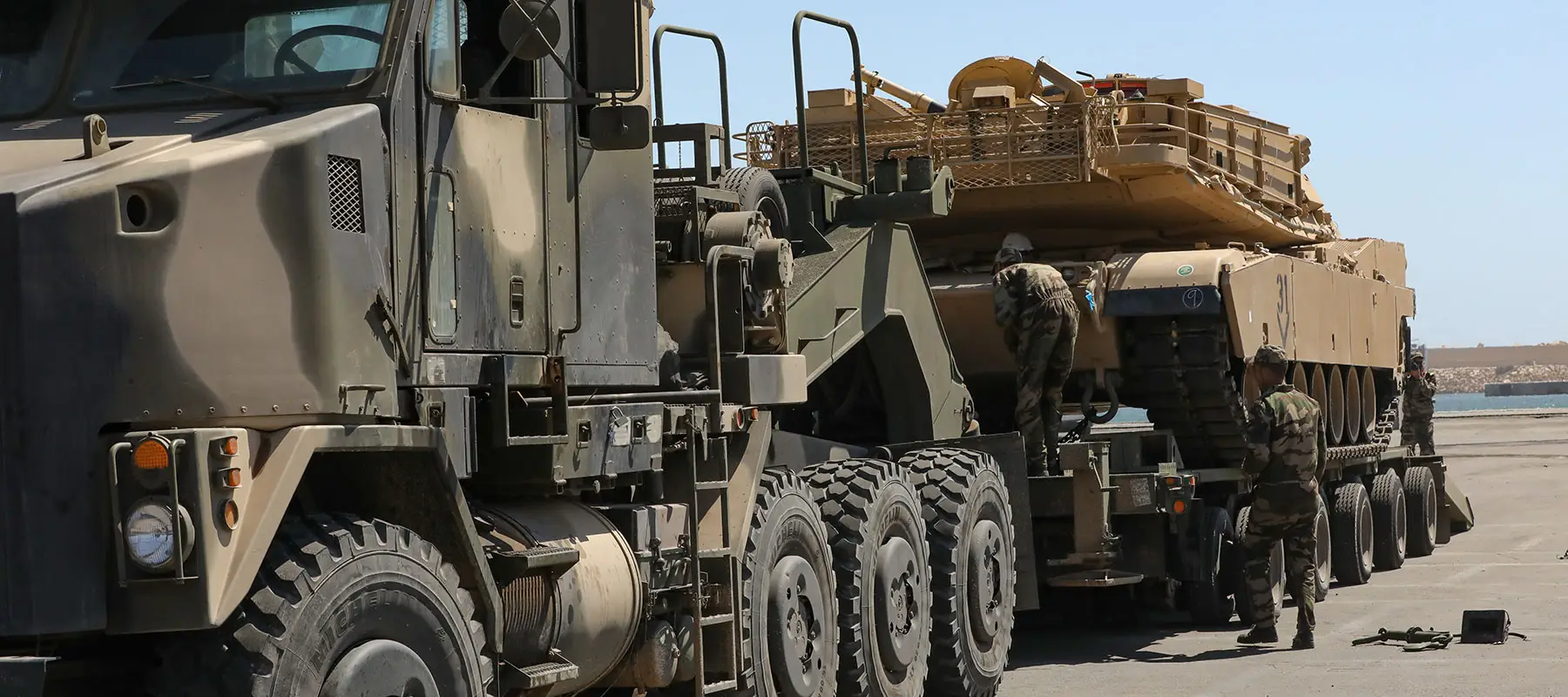 Ελκυστήρας Oshkosh HET A1 μεταφέρει άρμα Abrams των μαροκινών ενόπλων δυνάμεων