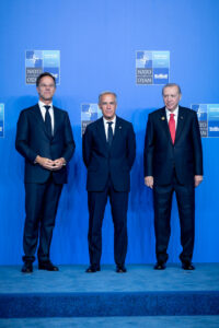 Ο Μαρκ Κάρνεϊ με τον Ρετζέπ Ταγίπ Ερντογάν και τον Μαρκ Ρούτε στην Άγκυρα