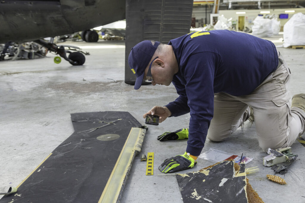 Ερευνητής του NTSB εξετάζει συντρίμμια από το Black Hawk και το CRJ700 της πτήσης 5342