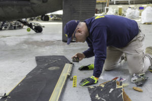 Ερευνητής του NTSB εξετάζει συντρίμμια από το Black Hawk και το CRJ700 της πτήσης 5342