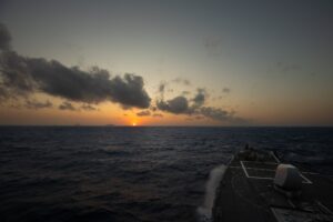 Το USS Laboon διαπλέει το Μπαμπ ελ Μαντέμπ