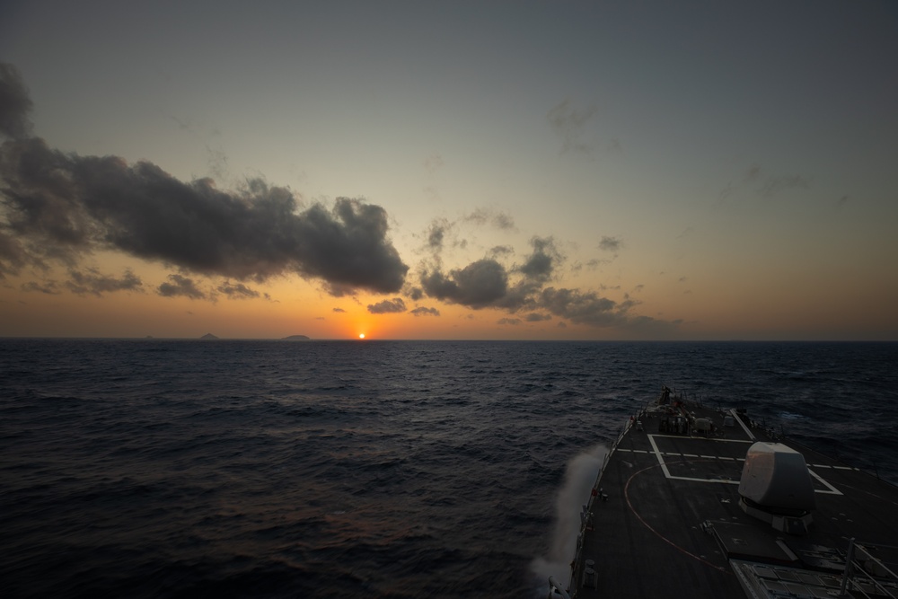 Το USS Laboon διαπλέει το Μπαμπ ελ Μαντέμπ