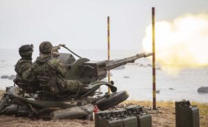 Εσθονοί στρατιώτες χειρίζονται αντιαεροπορικό πυροβόλο ZU-23-2 των 23 χιλιοστών σε βολή