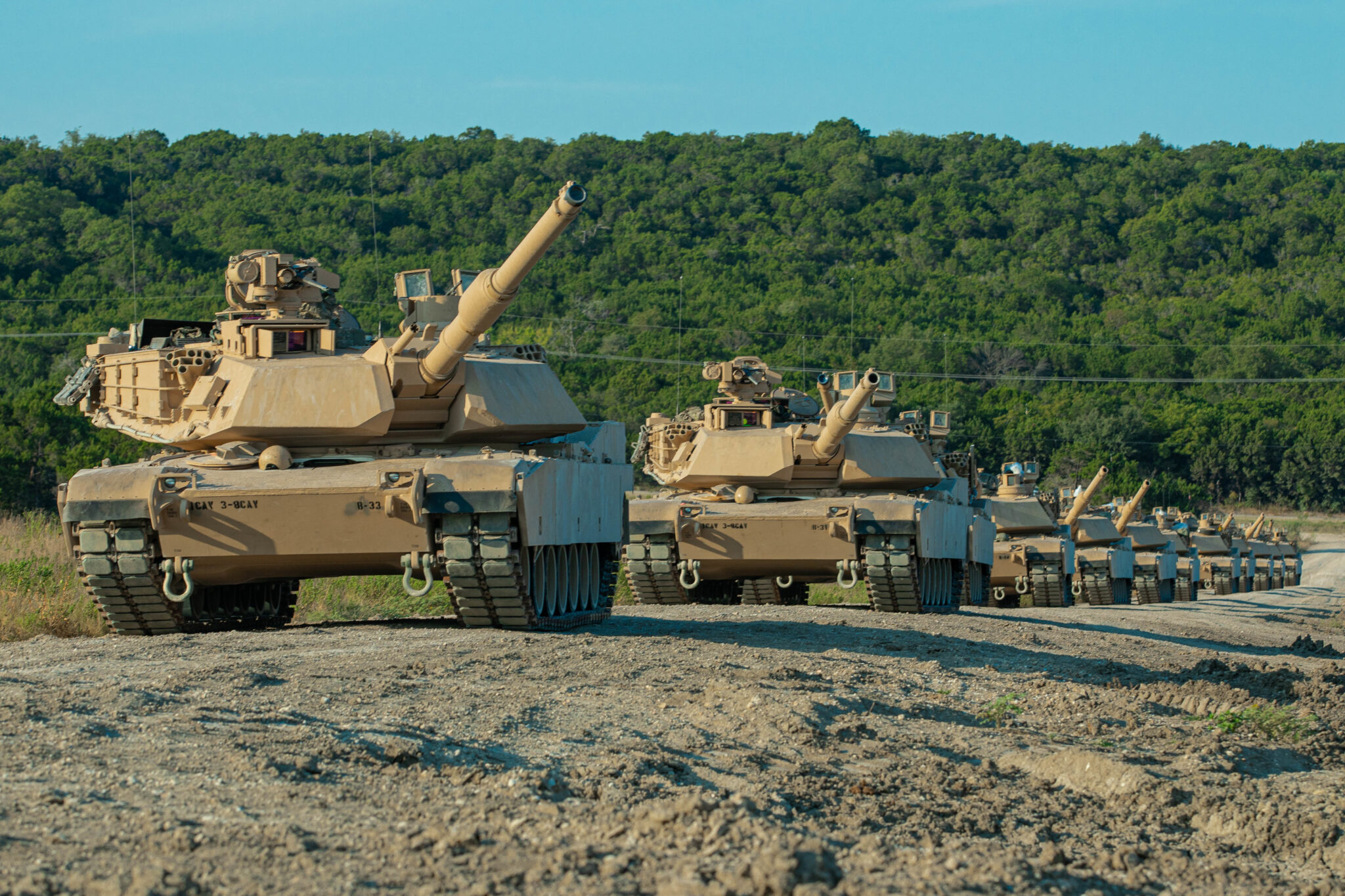 Άρματα M1A2 Abrams SEPv3 της 1ης Μεραρχίας Ιππικού παρατεταγμένα σε πεδίο βολής στο Fort Hood