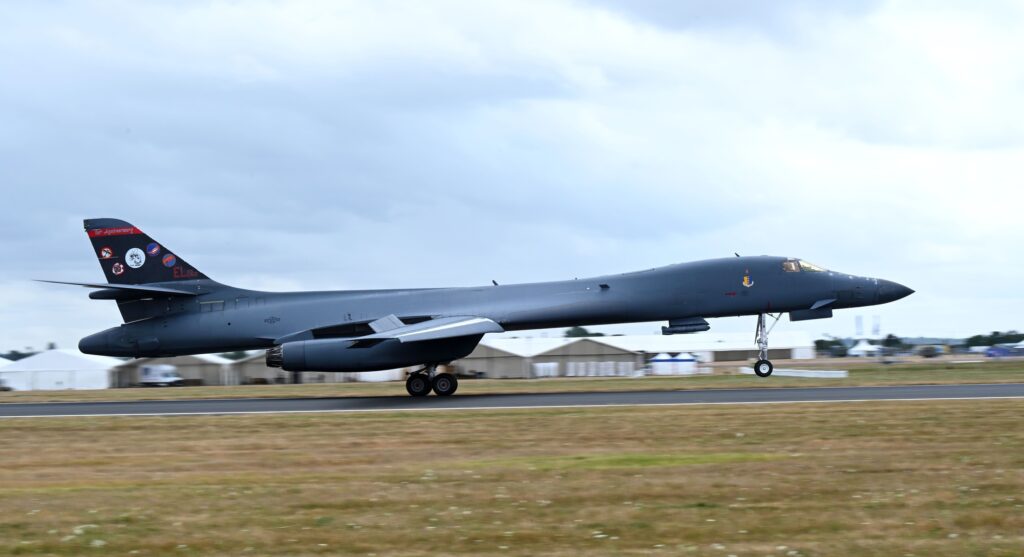 Βομβαρδιστικό B-1B Lancer της Αμερικανικής Αεροπορίας προσγειώνεται στη RAF Fairford