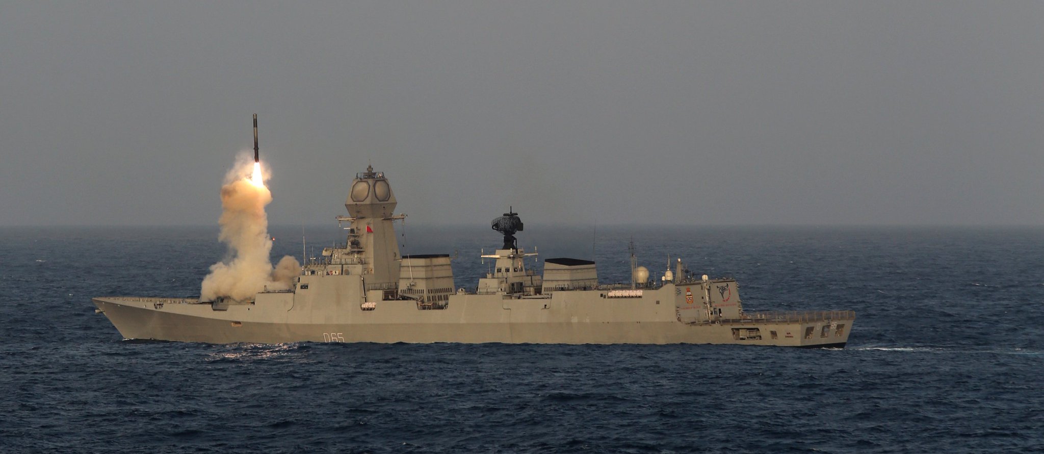 Πύραυλος BrahMos εκτοξεύεται από το ινδικό αντιτορπιλικό INS Chennai