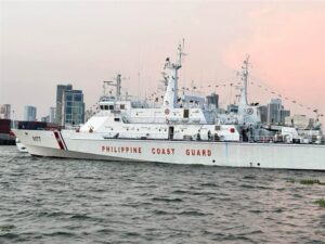 Το λευκό περιπολικό BRP Sarangani της Ακτοφυλακής των Φιλιππίνων
