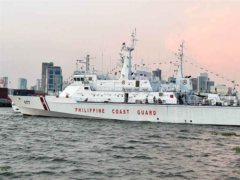 Το λευκό περιπολικό BRP Sarangani της Ακτοφυλακής των Φιλιππίνων