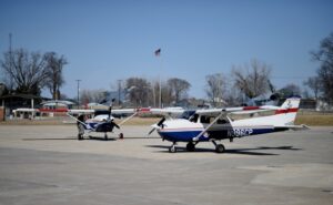Δύο Cessna 182 της Civil Air Patrol στον χώρο στάθμευσης, με το N996CP σε πρώτο πλάνο.