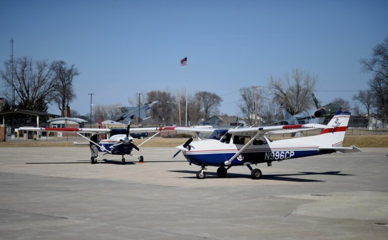 Δύο Cessna 182 της Civil Air Patrol στον χώρο στάθμευσης, με το N996CP σε πρώτο πλάνο.