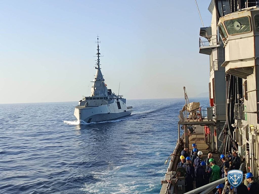 Η φρεγάτα ΚΙΜΩΝ εν πλω στο Αιγαίο κατά την άσκηση ΚΑΤΑΙΓΙΣ 26