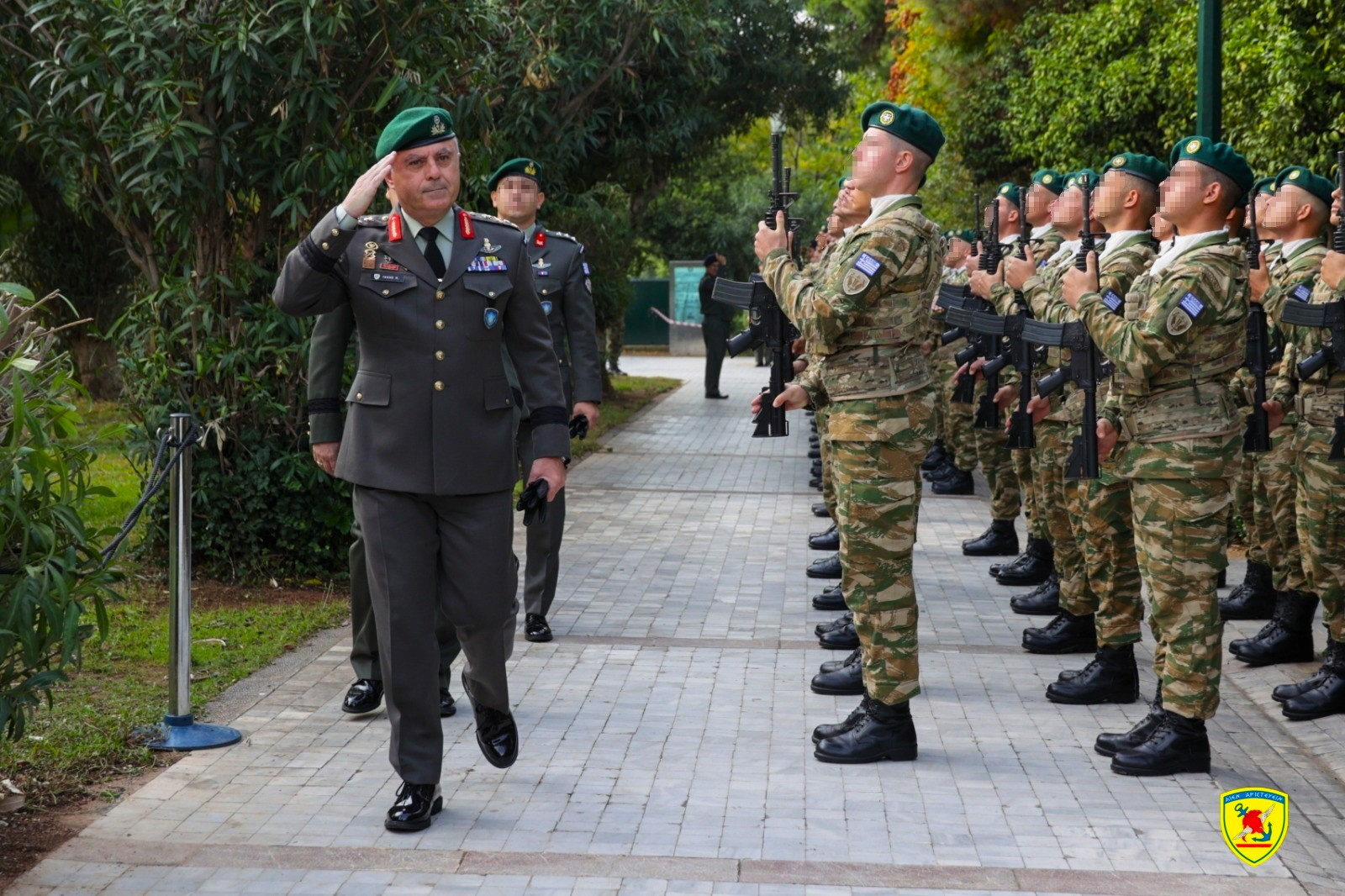 Αξιωματικός χαιρετά μπροστά σε παράταξη στρατιωτών με πράσινους μπερέδες