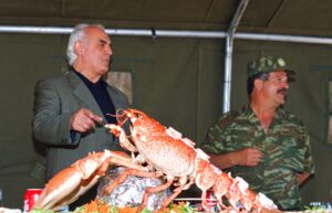 Αρχειακή φωτογραφία δύο ανδρών δίπλα σε τραπέζι με αστακό, μέσα σε στρατιωτική σκηνή