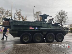 Αμερικανικό τεθωρακισμένο ΣΤΡΑΪΚΕΡ στη Θεσσαλονίκη με αμερικανική και ελληνική σημαία