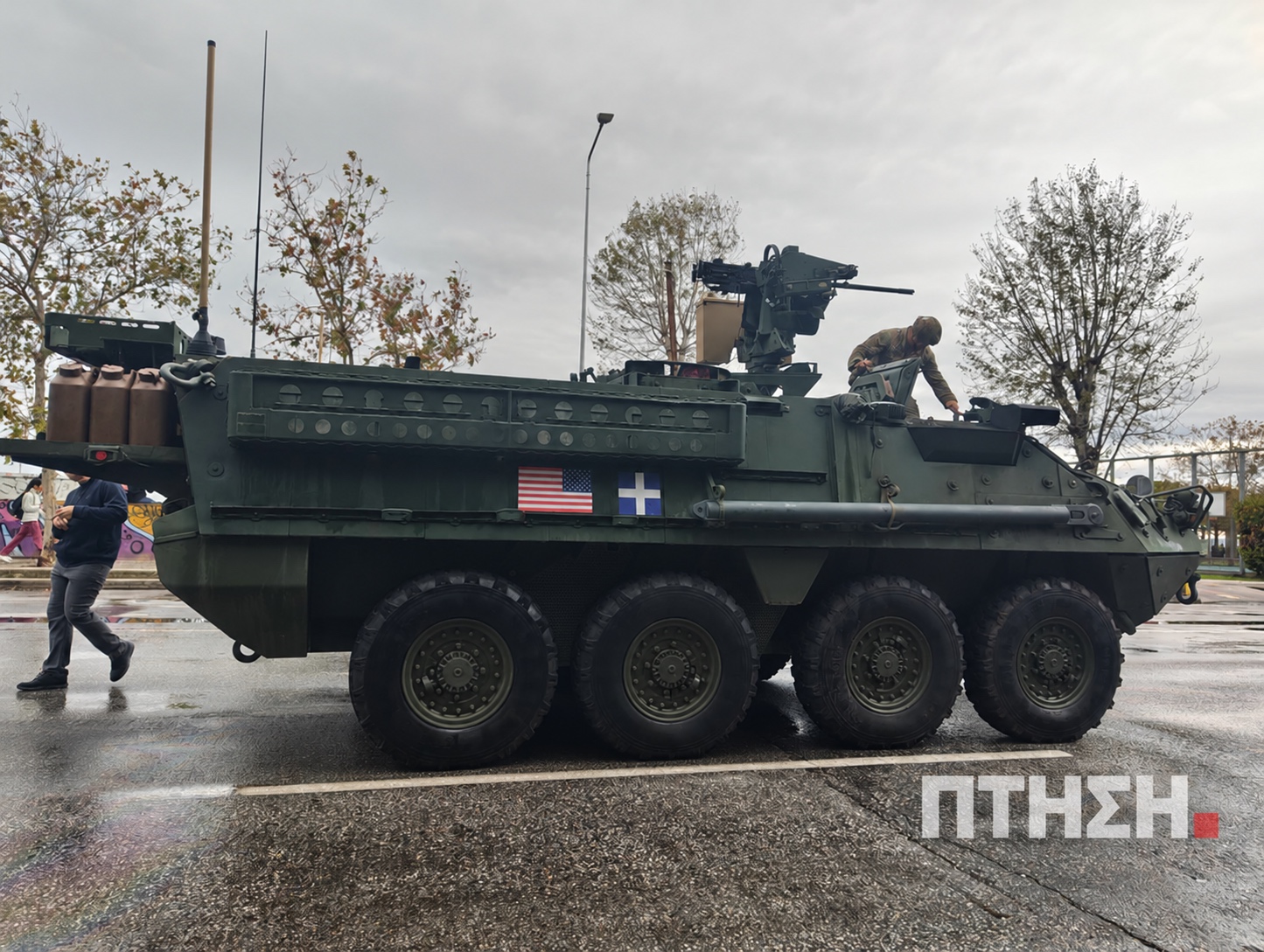 Αμερικανικό τεθωρακισμένο ΣΤΡΑΪΚΕΡ στη Θεσσαλονίκη με αμερικανική και ελληνική σημαία