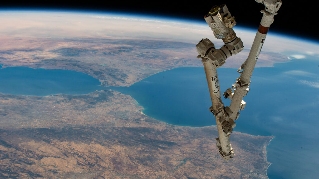 Ο ρομποτικός βραχίονας Canadarm2 του Διεθνούς Διαστημικού Σταθμού με φόντο το Στενό του Γιβραλτάρ