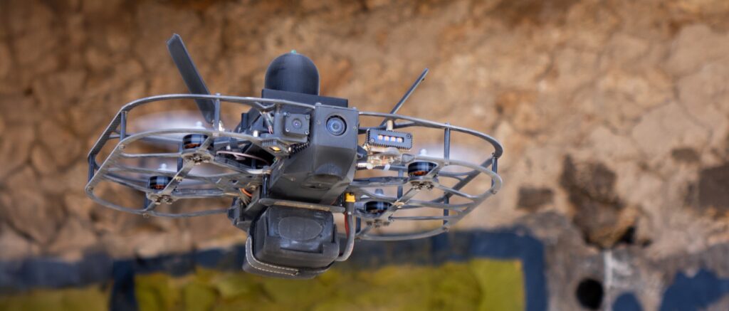 Drone STRIKER με προστατευμένους έλικες και αισθητήρες στο εμπρός τμήμα σε πτήση