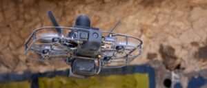 Drone STRIKER με προστατευμένους έλικες και αισθητήρες στο εμπρός τμήμα σε πτήση