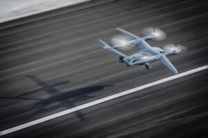 Το ALIA A250 της BETA Technologies σε πτήση με τους τέσσερις έλικες κατακόρυφης άντωσης σε λειτουργία