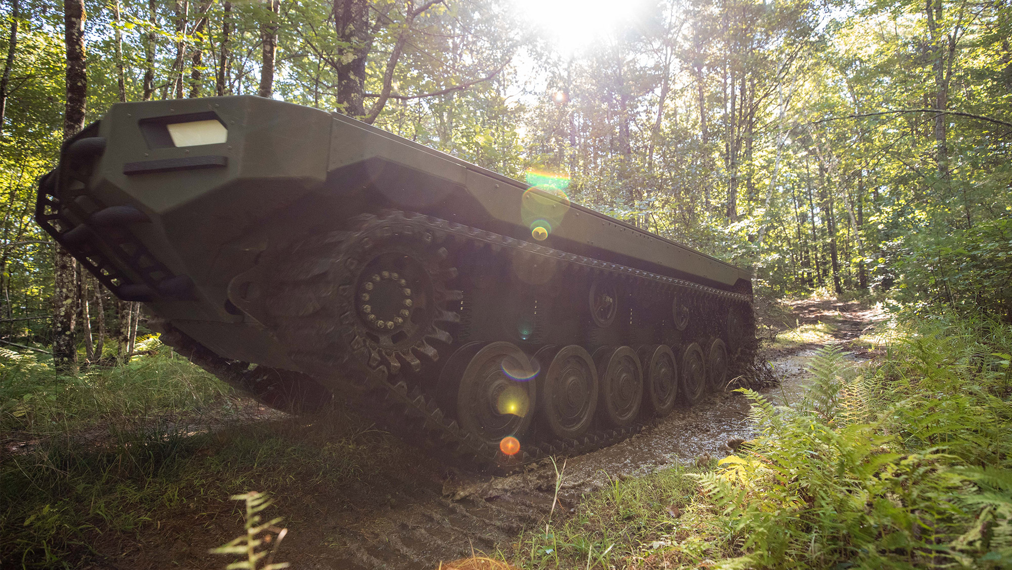 Ερπυστριοφόρο μη επανδρωμένο όχημα Ripsaw M3 της Textron Systems σε δασικό μονοπάτι