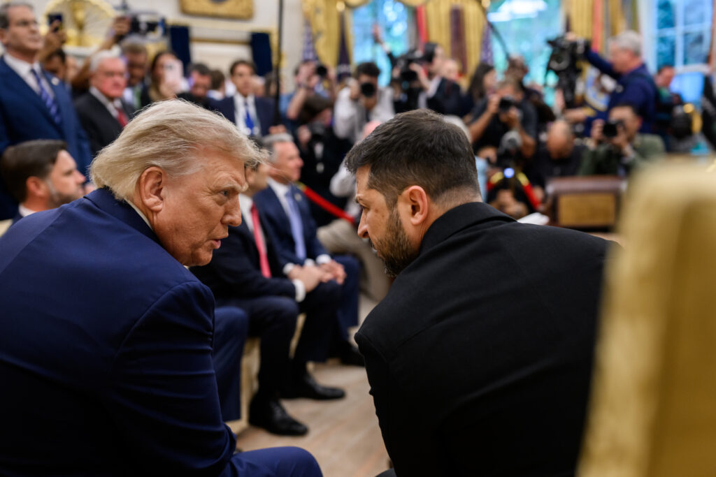 Ο Ντόναλντ Τραμπ και ο Βολοντίμιρ Ζελένσκι συνομιλούν στο Οβάλ Γραφείο του Λευκού Οίκου