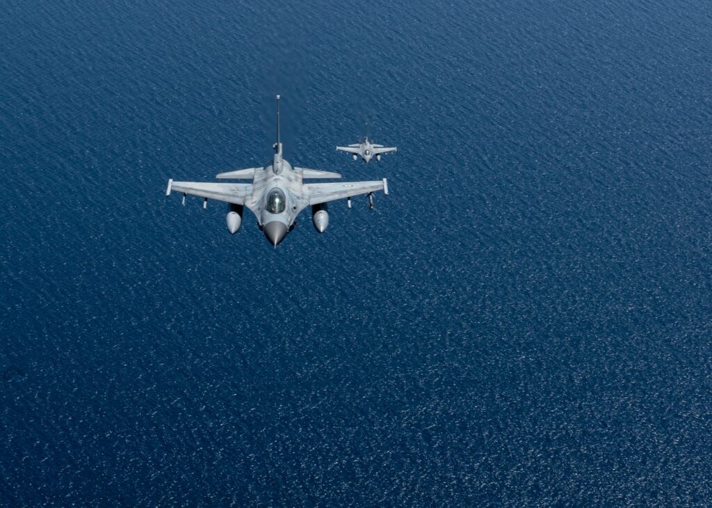 Δύο ελληνικά F-16C πετούν σε σχηματισμό πάνω από το Αιγαίο