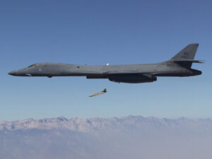 Πύραυλος LRASM αποχωρίζεται βομβαρδιστικό B-1B Lancer πάνω από ορεινό τοπίο