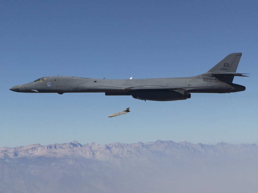 Πύραυλος LRASM αποχωρίζεται βομβαρδιστικό B-1B Lancer πάνω από ορεινό τοπίο