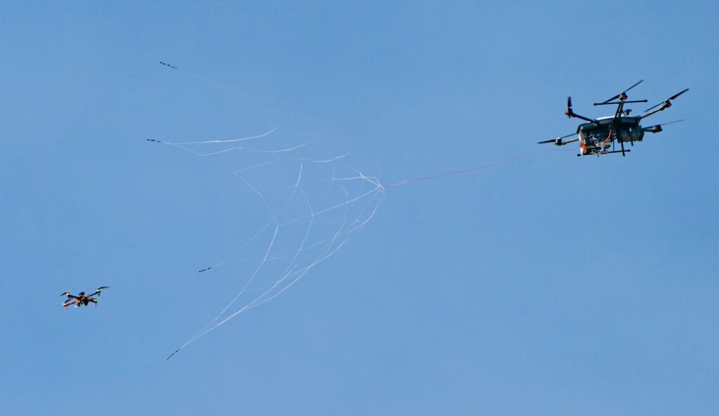 DroneHunter της Fortem εκτοξεύει δίχτυ προς μικρό drone κατά δοκιμή