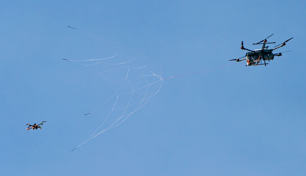 DroneHunter της Fortem εκτοξεύει δίχτυ προς μικρό drone κατά δοκιμή