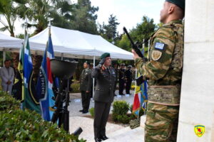 Αξιωματικός αποδίδει στρατιωτικό χαιρετισμό μπροστά στο μνημείο και στην τιμητική φρουρά