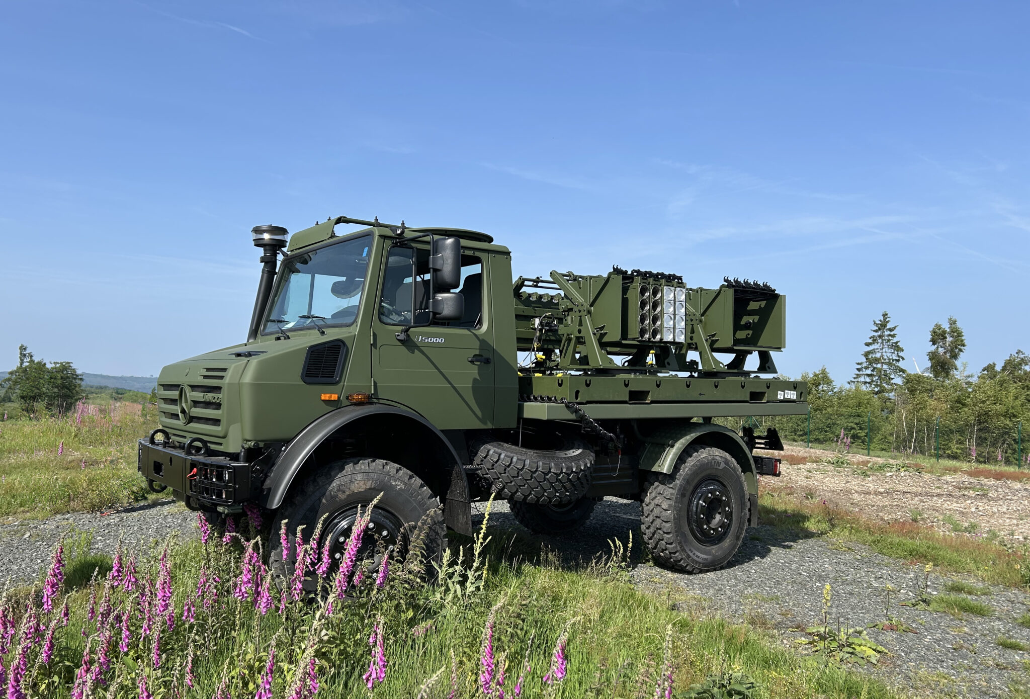 Σύστημα ναρκοθέτησης SKORPION 2 σε όχημα Unimog σε υπαίθριο χώρο