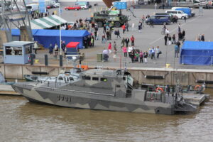 Το καμουφλαρισμένο Watercat M18 AMC U701 της κλάσης Jehu δεμένο σε προβλήτα στο Τούρκου