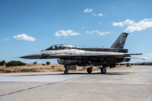 Διθέσιο F-16V Viper της Πολεμικής Αεροπορίας τροχοδρομεί με την ελληνική σημαία στην ουρά