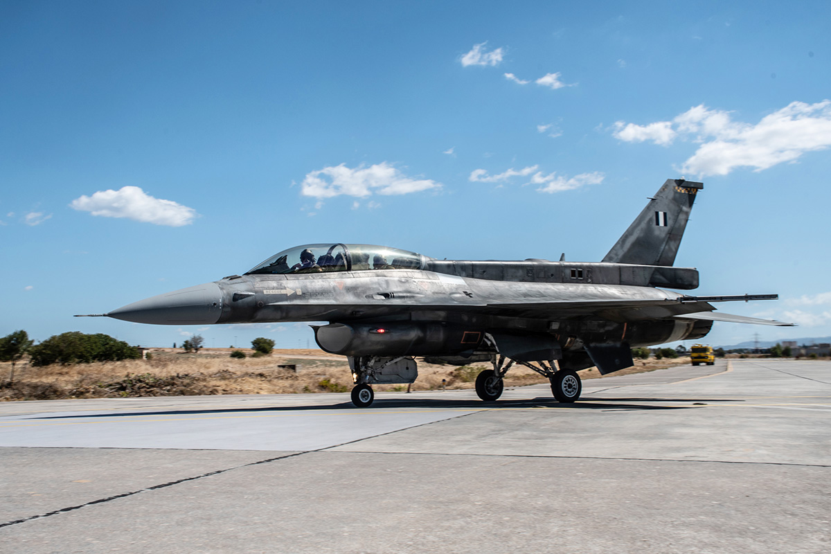 Διθέσιο F-16V Viper της Πολεμικής Αεροπορίας τροχοδρομεί με την ελληνική σημαία στην ουρά
