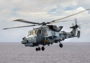 Wildcat HMA Mk2 του Βασιλικού Ναυτικού με πυραύλους LMM/Martlet σε πτήση πάνω από τη θάλασσα