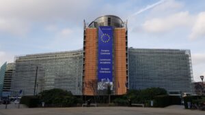 Η πρόσοψη του κτιρίου Berlaymont στις Βρυξέλλες, έδρα της Ευρωπαϊκής Επιτροπής
