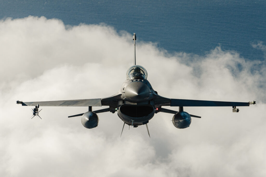 Μετωπική όψη ελληνικού F-16 σε πτήση πάνω από θάλασσα και σύννεφα