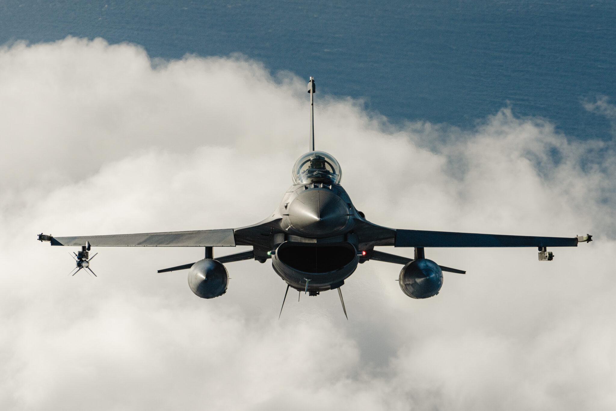 Μετωπική όψη ελληνικού F-16 σε πτήση πάνω από θάλασσα και σύννεφα