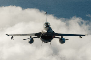 Μετωπική όψη ελληνικού F-16 σε πτήση πάνω από θάλασσα και σύννεφα