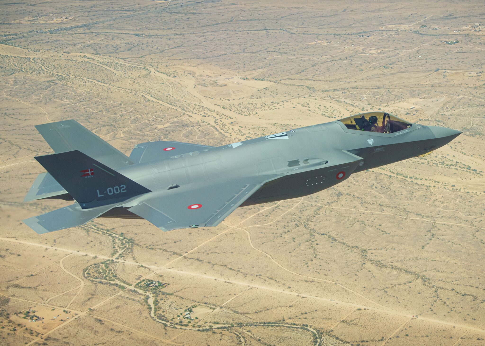 Δανικό F-35A με αριθμό L-002 πετά πάνω από την Αριζόνα.